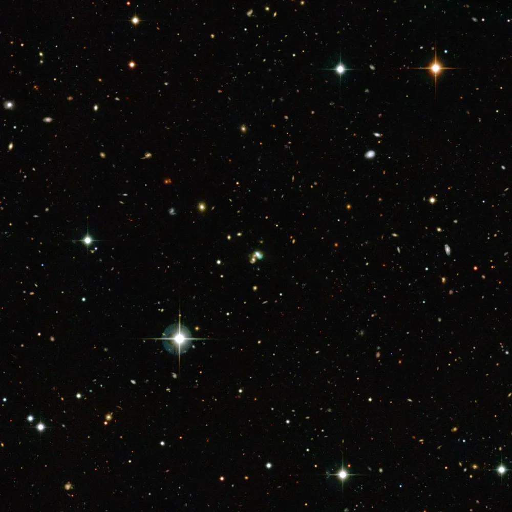 La imagen es la de J2240, una de las denominadas galaxias arveja, ubicada en la constelación de Acuario.