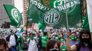 El Gobierno de Javier Milei despidió a 5.000 empleados estatales en 3 días y amenaza con más recortes