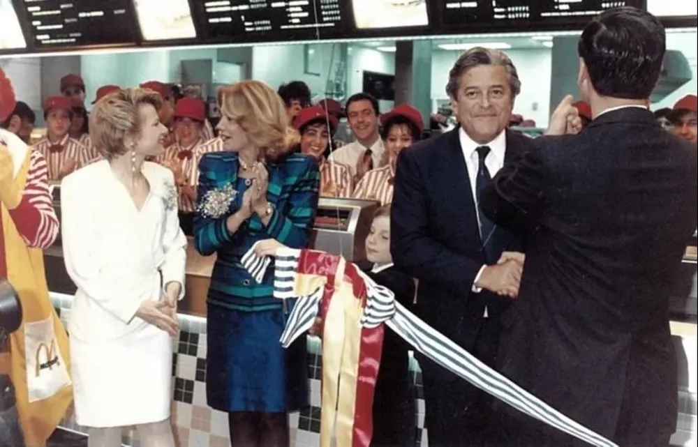 Luis Alberto Lacalle Herrera en la apertura de McDonalds en 1991