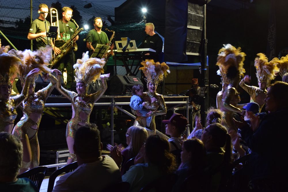 Daecpu estrenó tablado y el primer conjunto en actuar fue la revista Tabú.