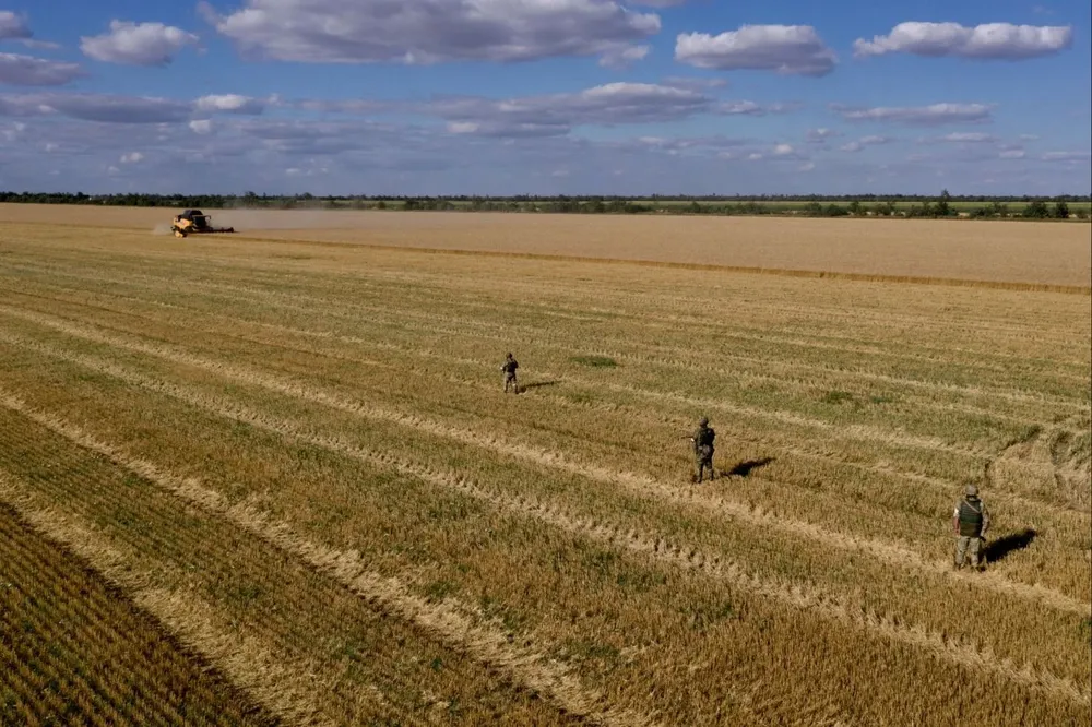 Soldados rusos en campos ucranianos.