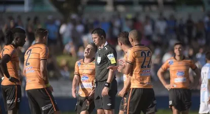 El árbitro Jonathan Fuentes recibe el reclamo de los jugadores de Sud América