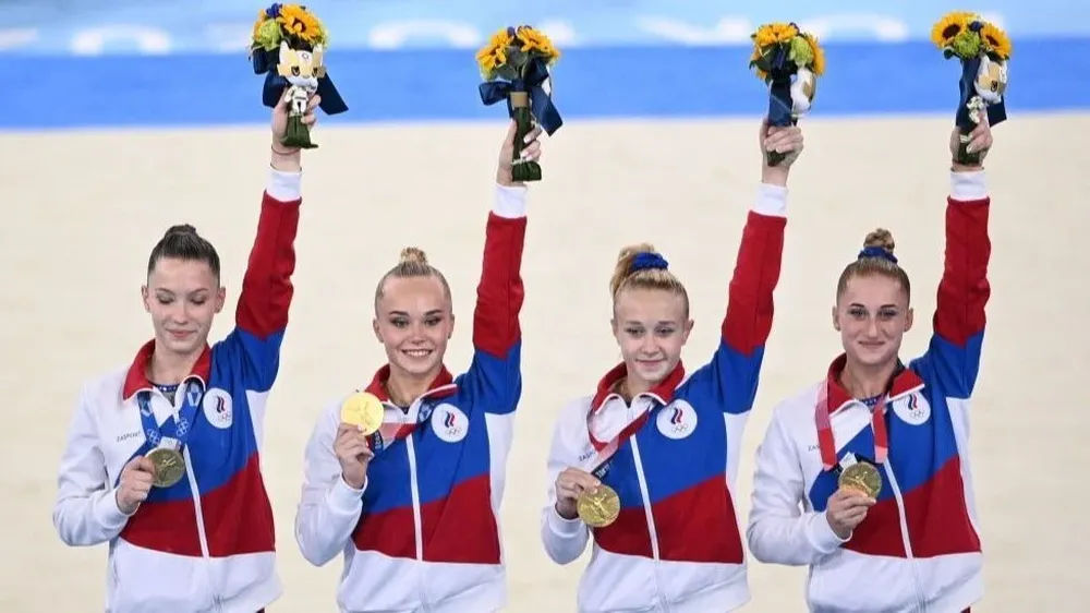 El equipo femenino de gimnasia de Rusia obtuvo la medalla de oro, pero no pudo celebrarlo escuchando su himno nacional.