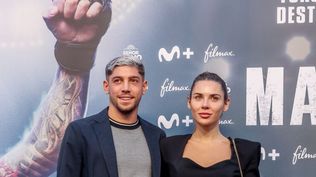 La elegancia de Federico Valverde y Mina Bonino en la presentación de una película en Madrid