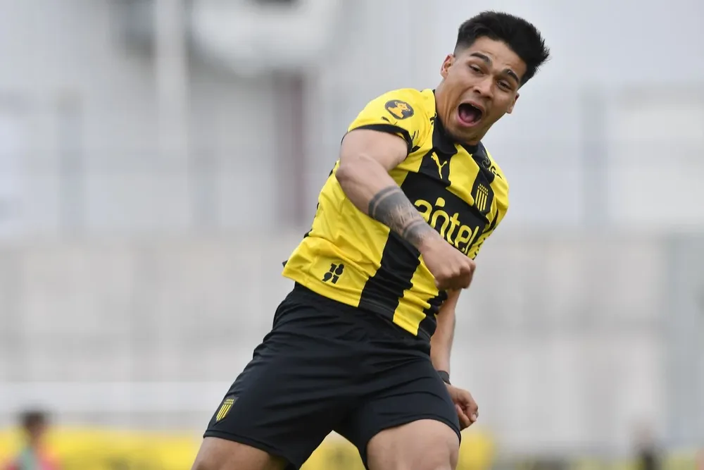 Arezo celebra su gol ante Boston River