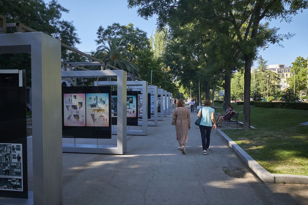 Varias personas visiran la exposición `¿Pintas o dibujas? Un paseo por el arte de la mano del cómic´, en el Paseo de Recoletos, a 4 de julio de 2021, en Madrid (España).