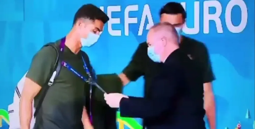 Cristiano Ronaldo es revisado por el portero que pretendía ver, como lo hizo, su acreditación para ingresar al estadio a jugar