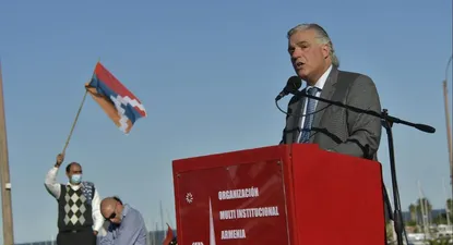 Francisco Bustillo en la Plaza Armenia sobre la rambla, en el acto por el genocidio armenio