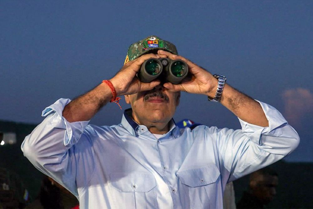 Maduro binoculares - AFP