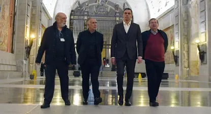 El presidente del Gobierno, Pedro Sánchez, acompañado del ministro de Política Territorial y Memoria Democrática, Ángel Víctor Torres, a su llegada al Valle de Cuelgamuros.