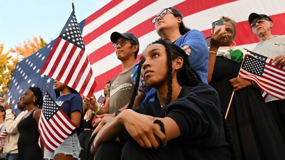 Votantes demócratas en la Universidad Howard en Washington escuchan a Kamala Harris luego de conocer la derrota electoral.