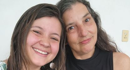 La periodista chilena-brasilera Amanda Marton junto a su madre, Cecília, a quien llama "Mainha".