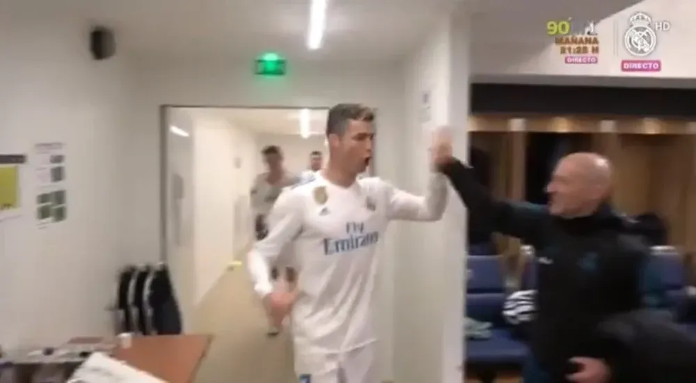 Ronaldo al llegar al vestuario en París