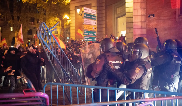 Disturbios frente a la sede del PSOE por los pactos con los independistas
