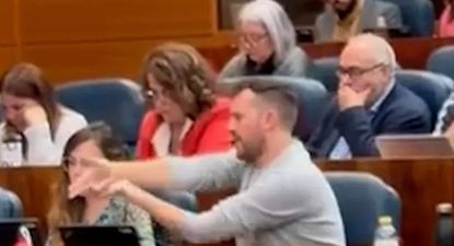 Un diputado de Más Madrid simuló disparar a Ayuso durante su intervención en la Asamblea