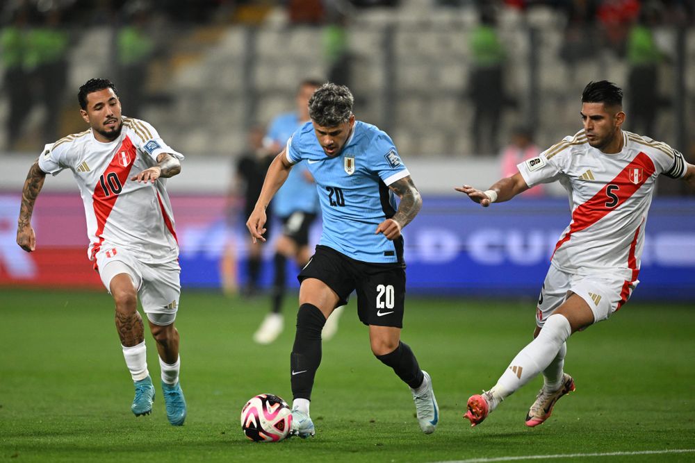 Maximiliano Araújo de Uruguay ante Sergio Peña de Perú