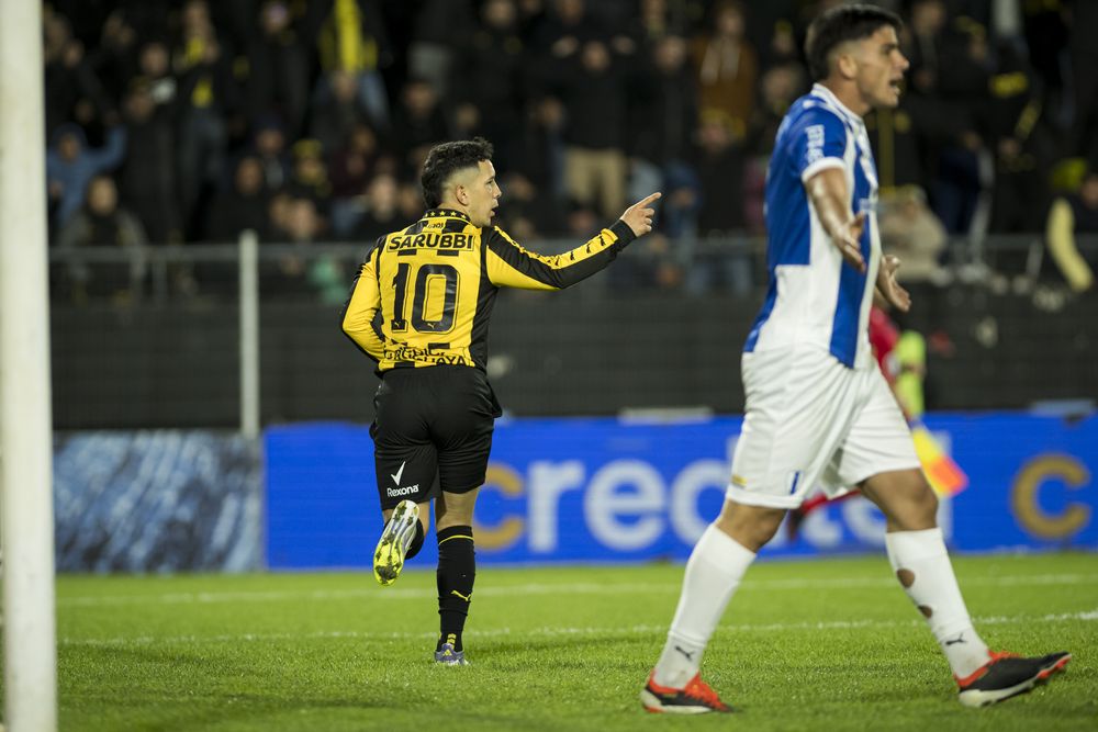 Leonardo Fernández celebra su golazo para Peñarol ante Juventud por el Torneo Clausura