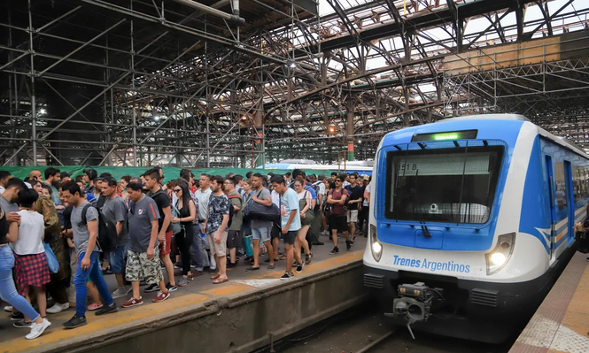 Los trabajadores del gremio La Fraternidad continúan con una protesta que comenzó el lunes.