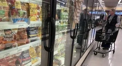 Un cliente compra alimentos congelados en una tienda de comestibles en San Anselmo, California.