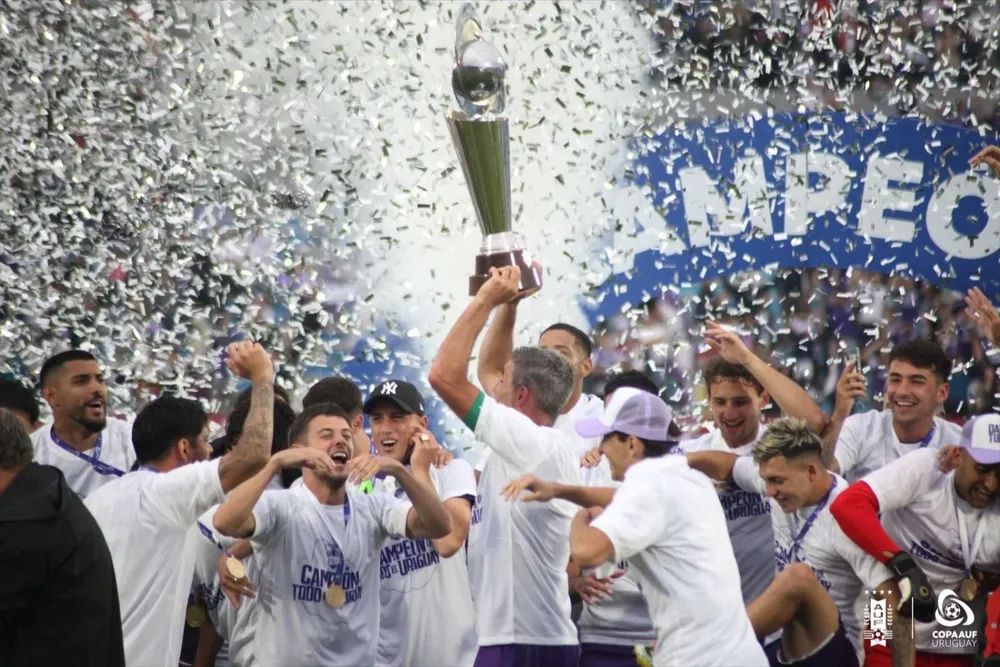 Álvaro Navarro con la copa de campeón