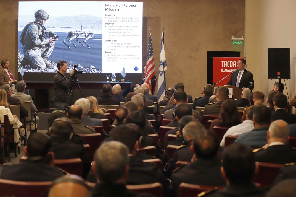 Durante la jornada académica se debatieron los diferentes usos de la IA en la Defensa.JPG