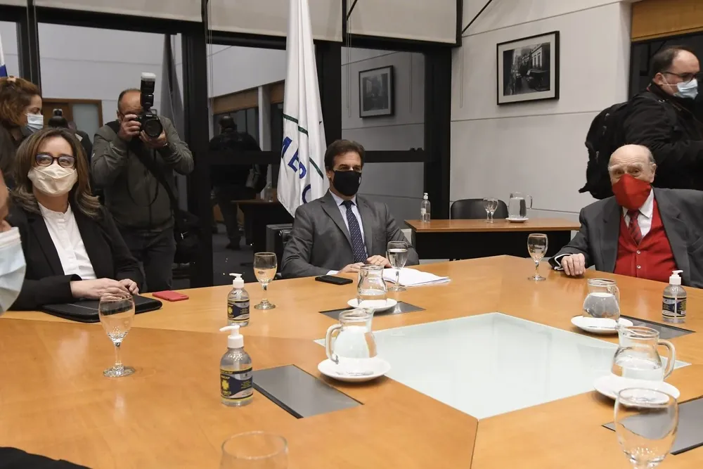 Reunión de Lacalle con representantes de partidos políticos.