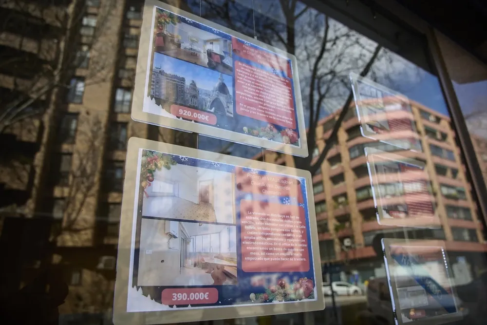 Carteles de viviendas en venta en el escaparate de una inmobiliaria en Madrid (Archivo)
