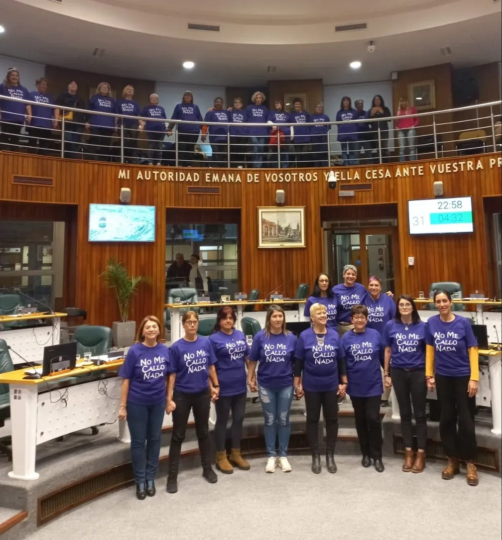Edilas frenteamplistas y las mujeres en las barras con las remeras violetas