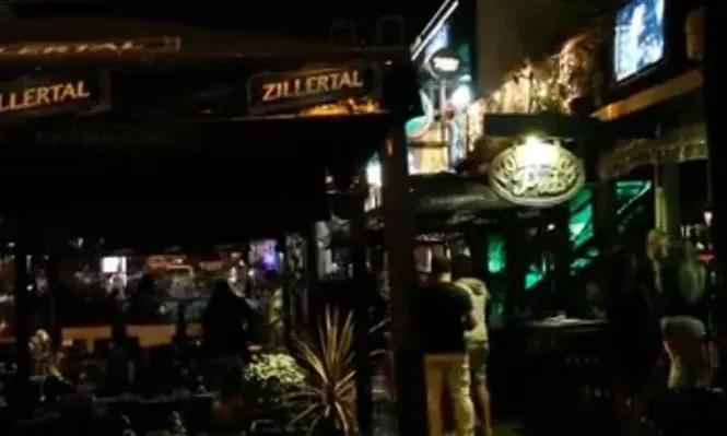 Un turista ganó US$30.000 en el casino y los tiró al aire