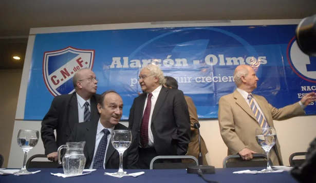 Héctor Olmos, sentado, en el lanzamiento de la lista de Ricardo Alarcón en 2010