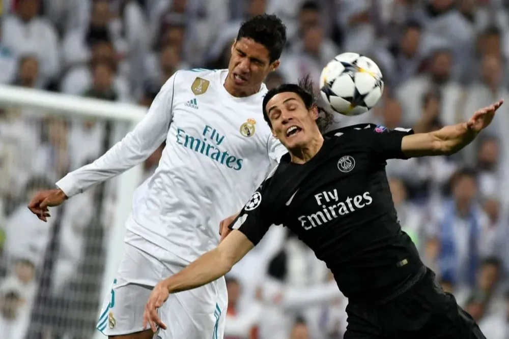 Edinson Cavani cuando enfrentó a Raphael Varane con Paris Saint Germain contra Real Madrid