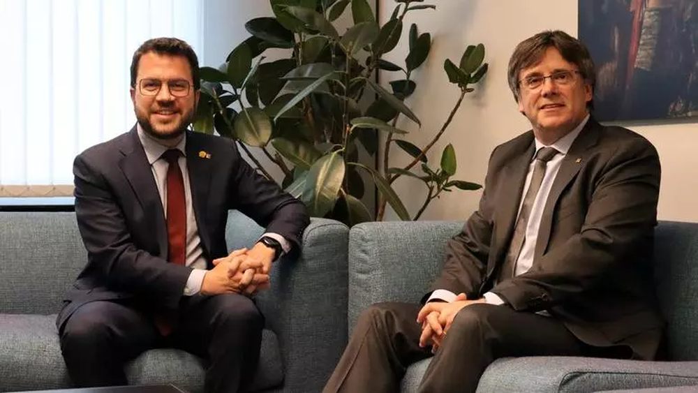 El presidente Pere Aragonès y el expresidente Carles Puigdemont en el Parlamento Europeo