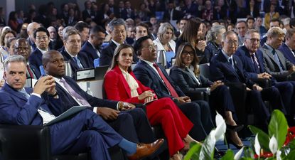 La reina Letizia y el presidente Yamandú Orsi escuchan el discurso del papa León XVI en las FAO.&nbsp;