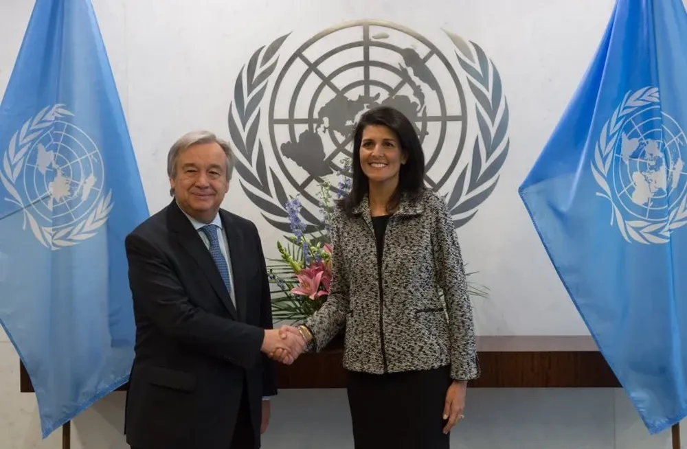El Secretario General de ONU, Antonio Guterres, saluda a Nikki Haley, nueva embajadora de Estados Unidos ante la ONU