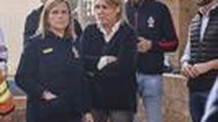 La delegada del Gobierno, Pilar Bernabé (i), junto a la vicepresidenta de la Generalitat valenciana y portavoz del Consell, Susana Camarero (d), a su llegada este domingo al colegio Lluís Vives de Massanassa.