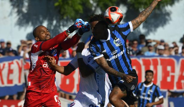 Luis Mejía llega antes que Abel Hernández para impedir el cabezazo del delantero de Liverpool