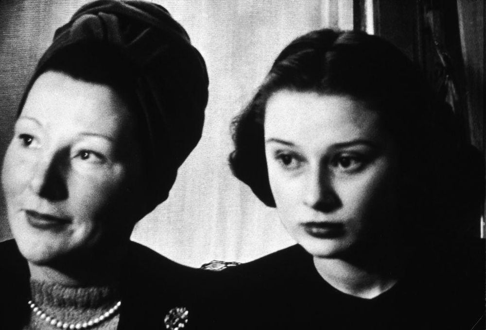 Hepburn con su madre Ella van Heemstra en 1946. Hepburn dijo más tarde que nunca perdonó a su madre por sus simpatías fascistas.