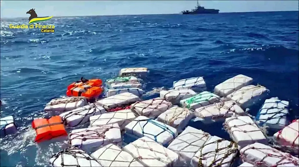 Los paquetes de droga flotando en el Mediterráneo