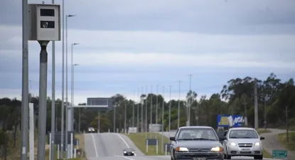 Turistas al volante: ¿cómo se pagan las multas de los no residentes en Uruguay y cuánto salen?