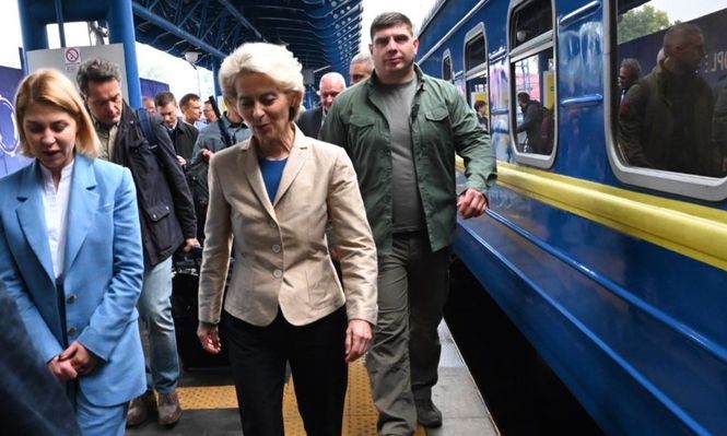 Ursula von der Leyen llegando este martes a Kiev, a cuatro años de la invasión rusa a Ucrania.