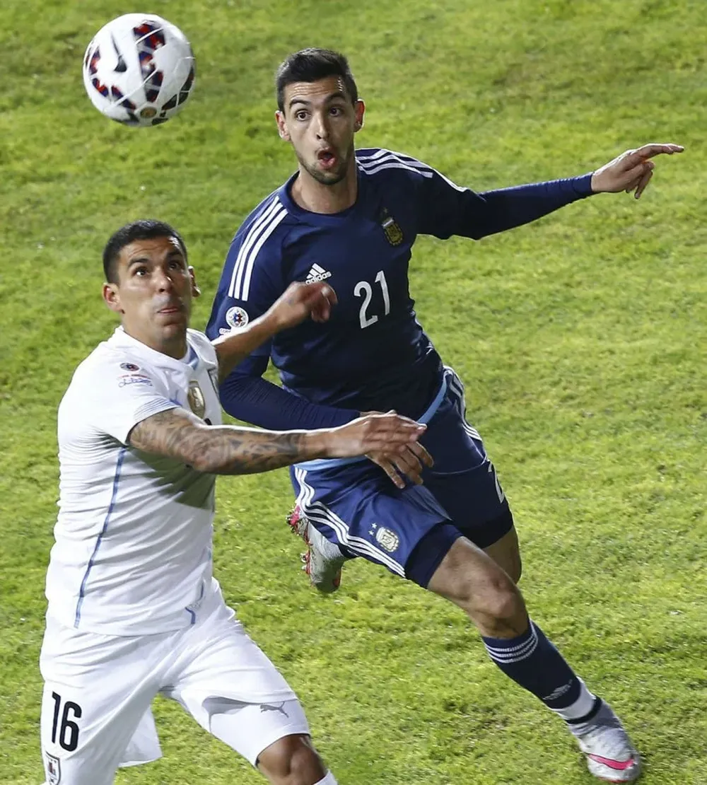 Maxi Pereira busca neutralizar a Pastore