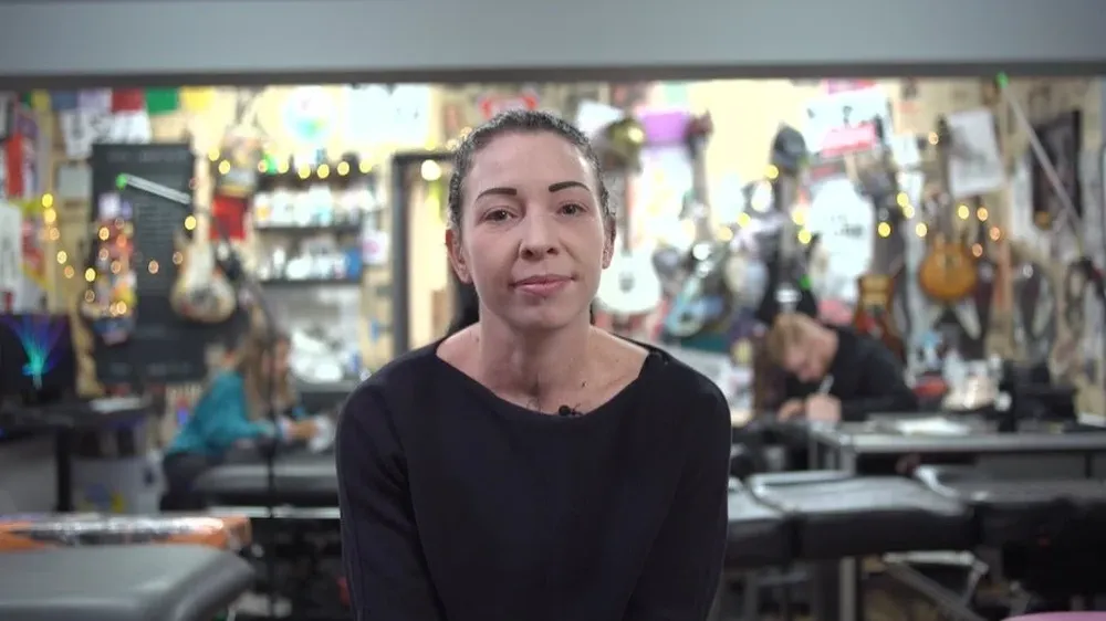 Kerry Irvine tatúa pezones a mujeres que se han sometido a una mastectomía