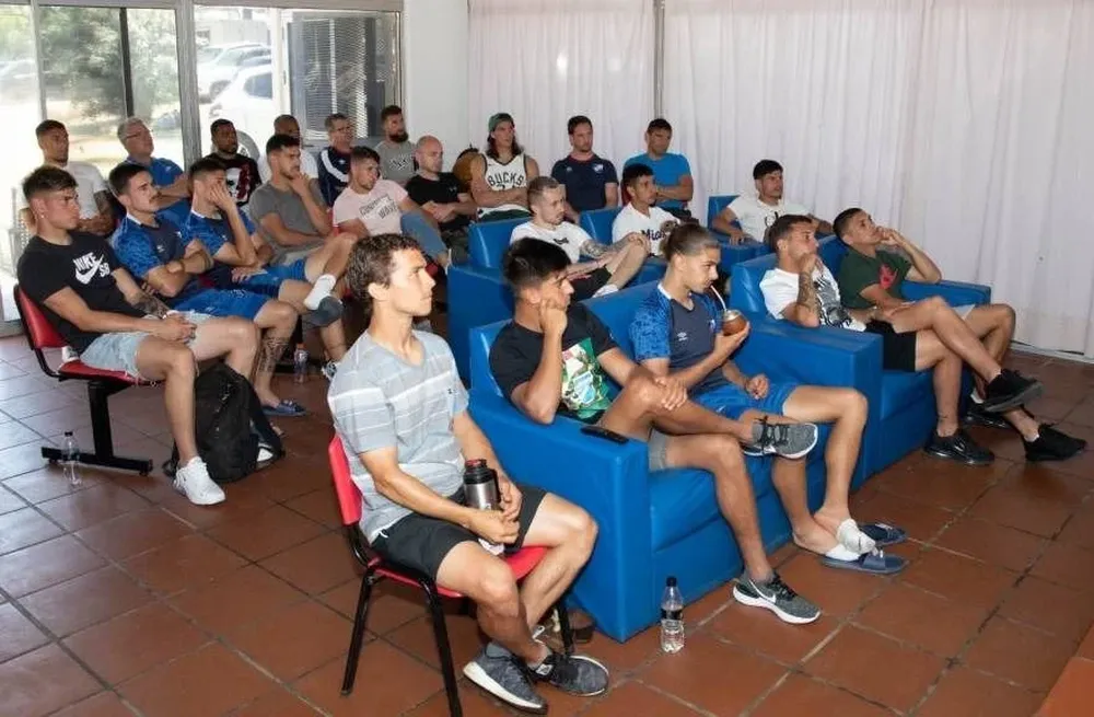 Cuerpo técnico y jugadores de Nacional recibieron una charla sobre el VAR en la previa de la definición del Uruguayo