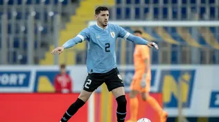 Agustín Rogel en su debut con la selección uruguaya