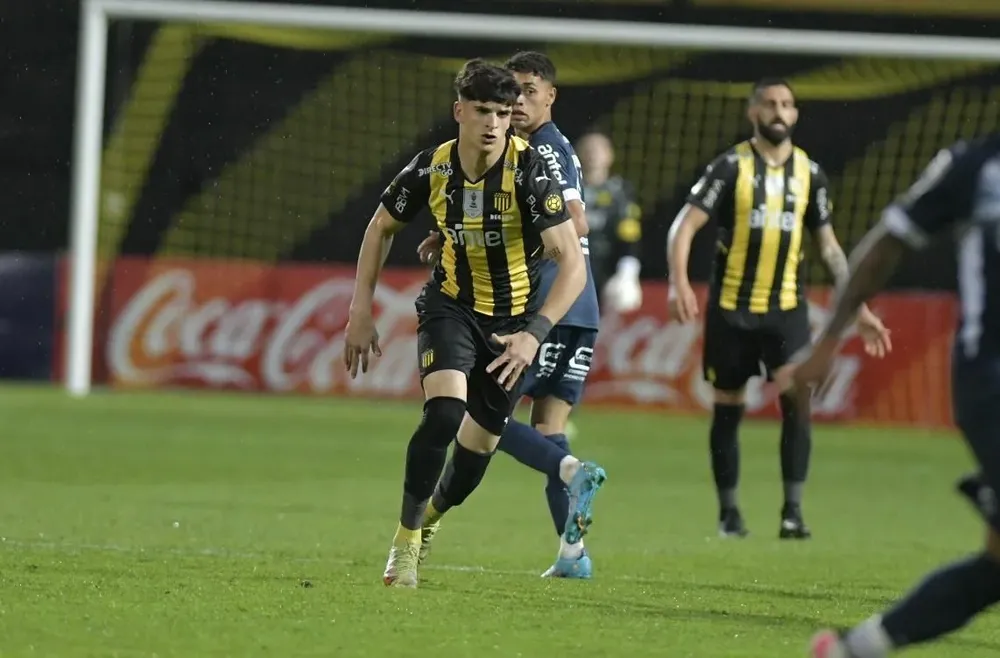 Santiago Homenchenko jugó sus primeros minutos en la Primera de Peñarol