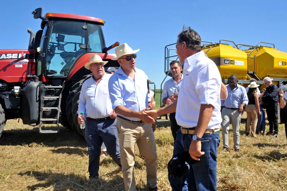 Orsi, en la Expoactiva Nacional, recorrió el predio y dialogó con varios expositores, además de subirse a una cosechadora en la área de demostraciones activas del predio.