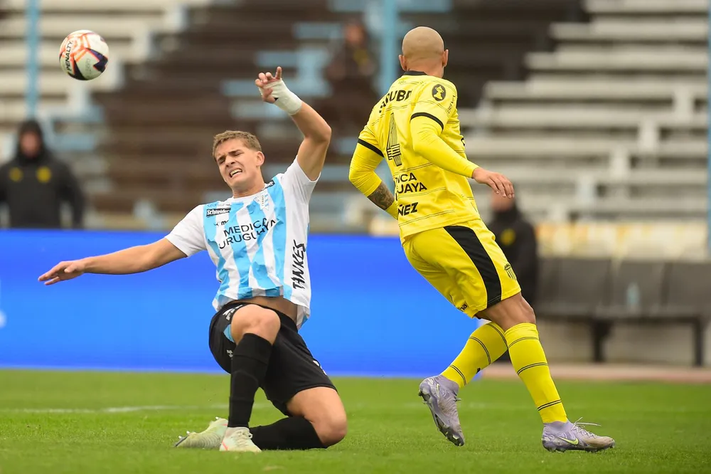 Cambón de Cerro ante Emanuel Gularte de Peñarol por el Torneo Intermedio