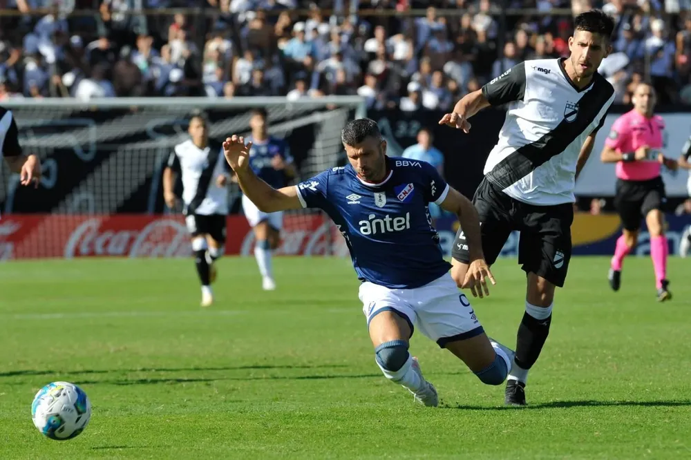 Emmanuel Gigliotti va al piso ante la marca de Martín Rea de Danubio