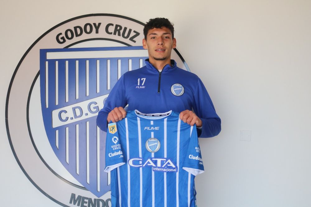 Enzo Larrosa en su presentación con Godoy Cruz