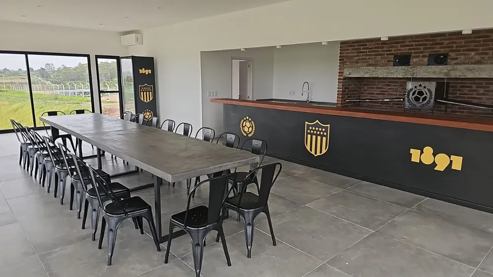 El parrillero pronto para servir